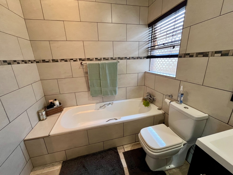 3 Bedroom Property for Sale in La Hoff North West